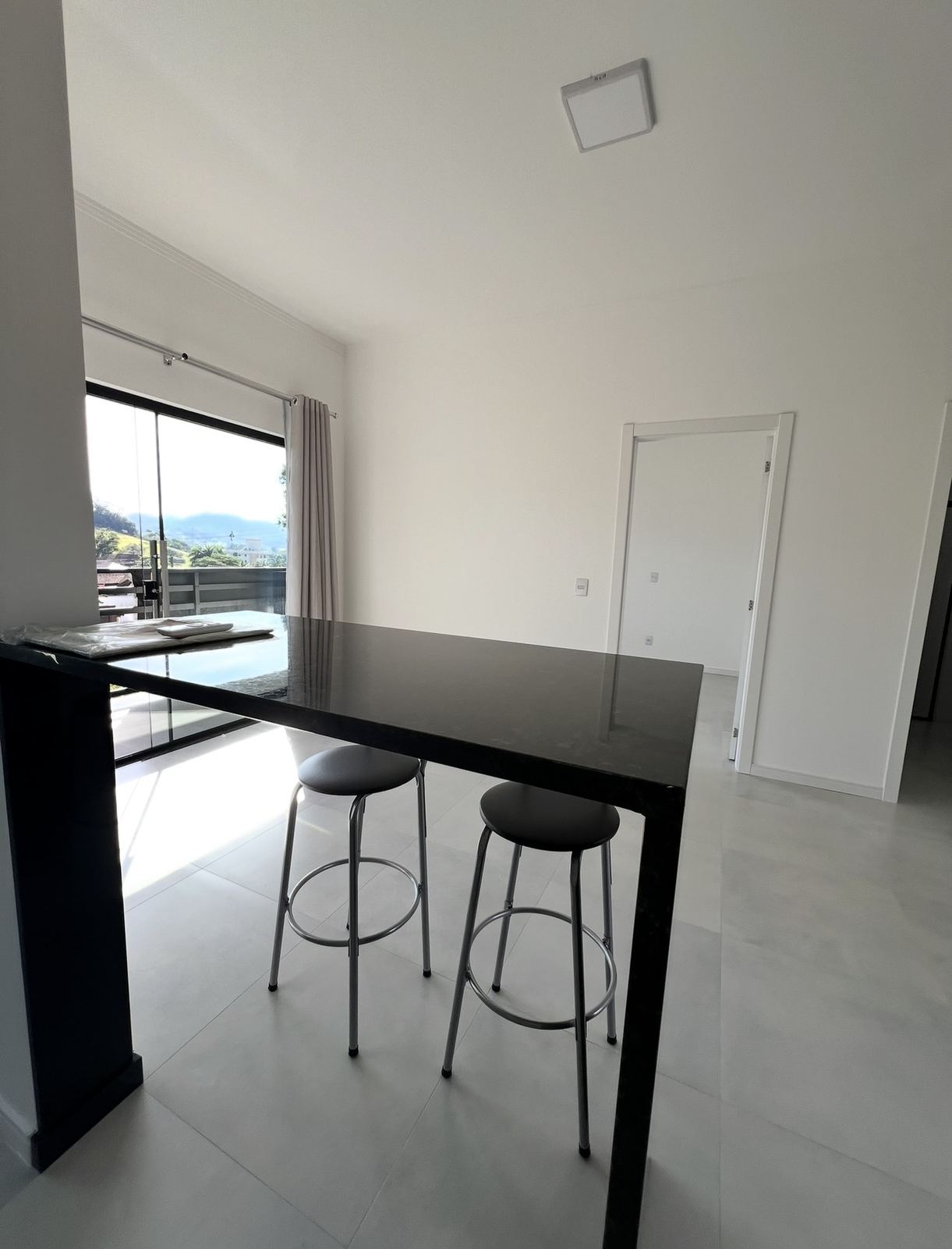 Bancada em granito com duas banquetas