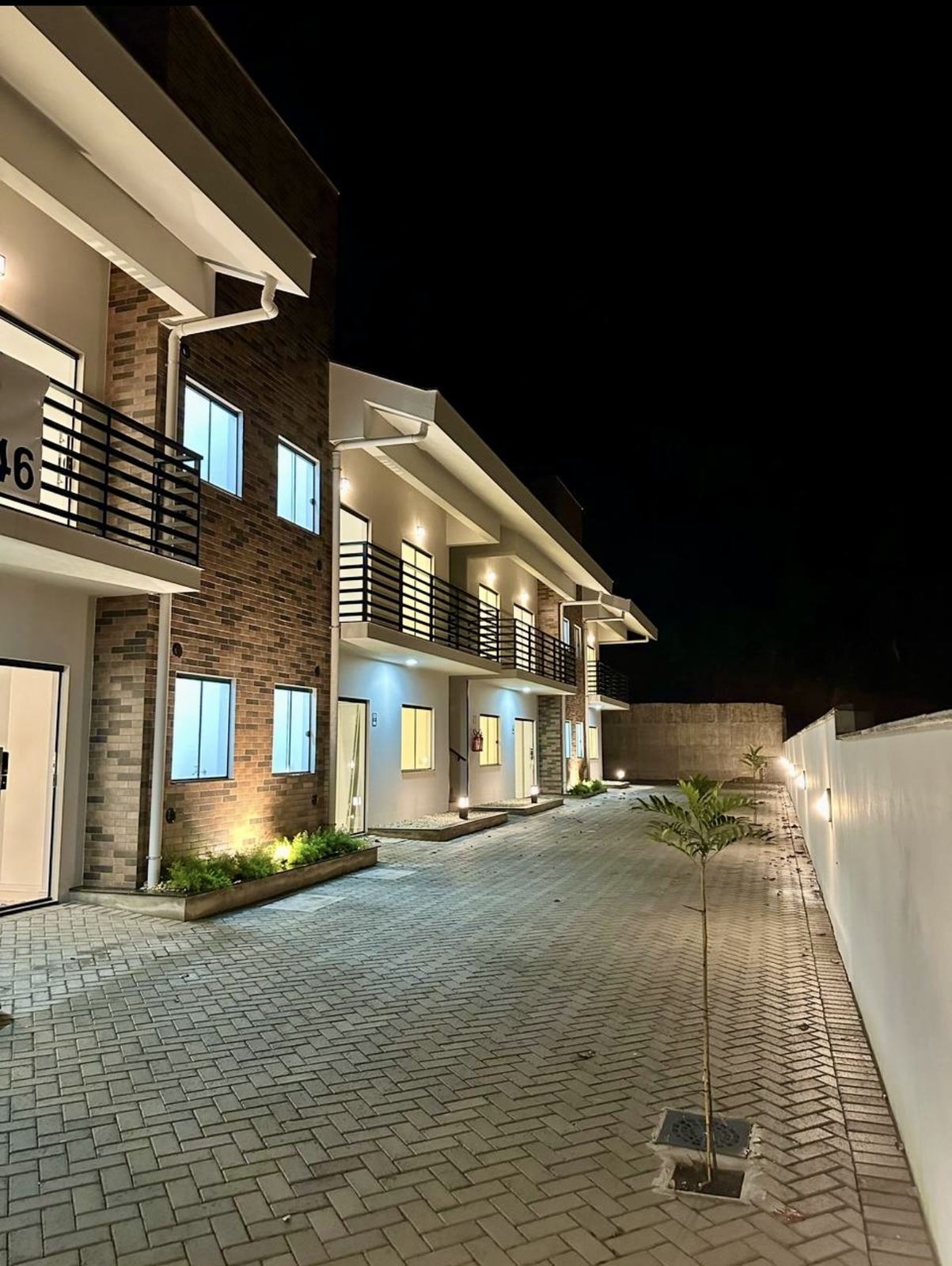 Pátio interno do condomínio à noite