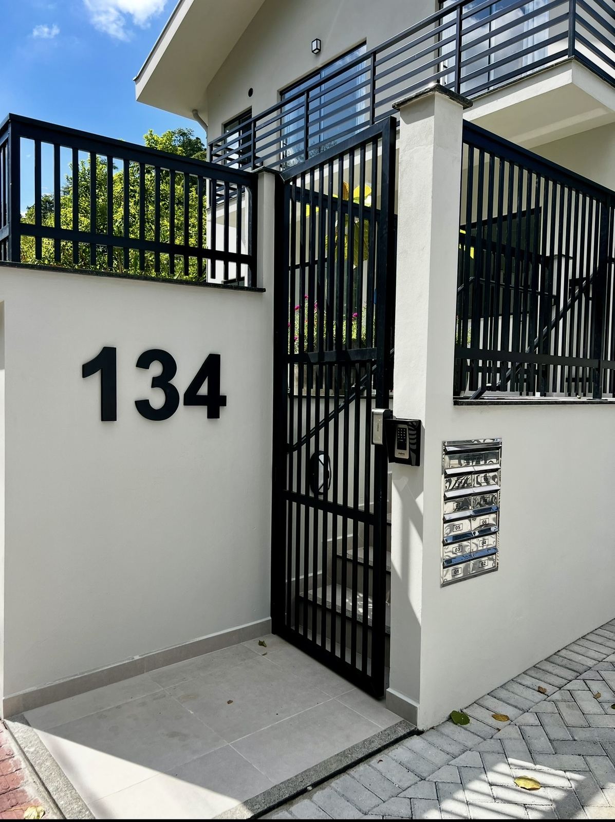 Entrada de pedestres do condomínio com controle de acesso