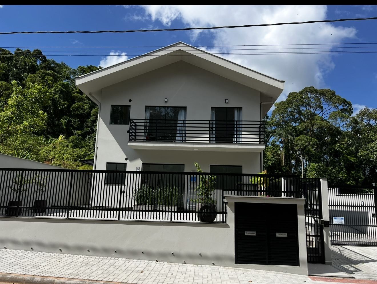 Fachada do residencial durante o dia